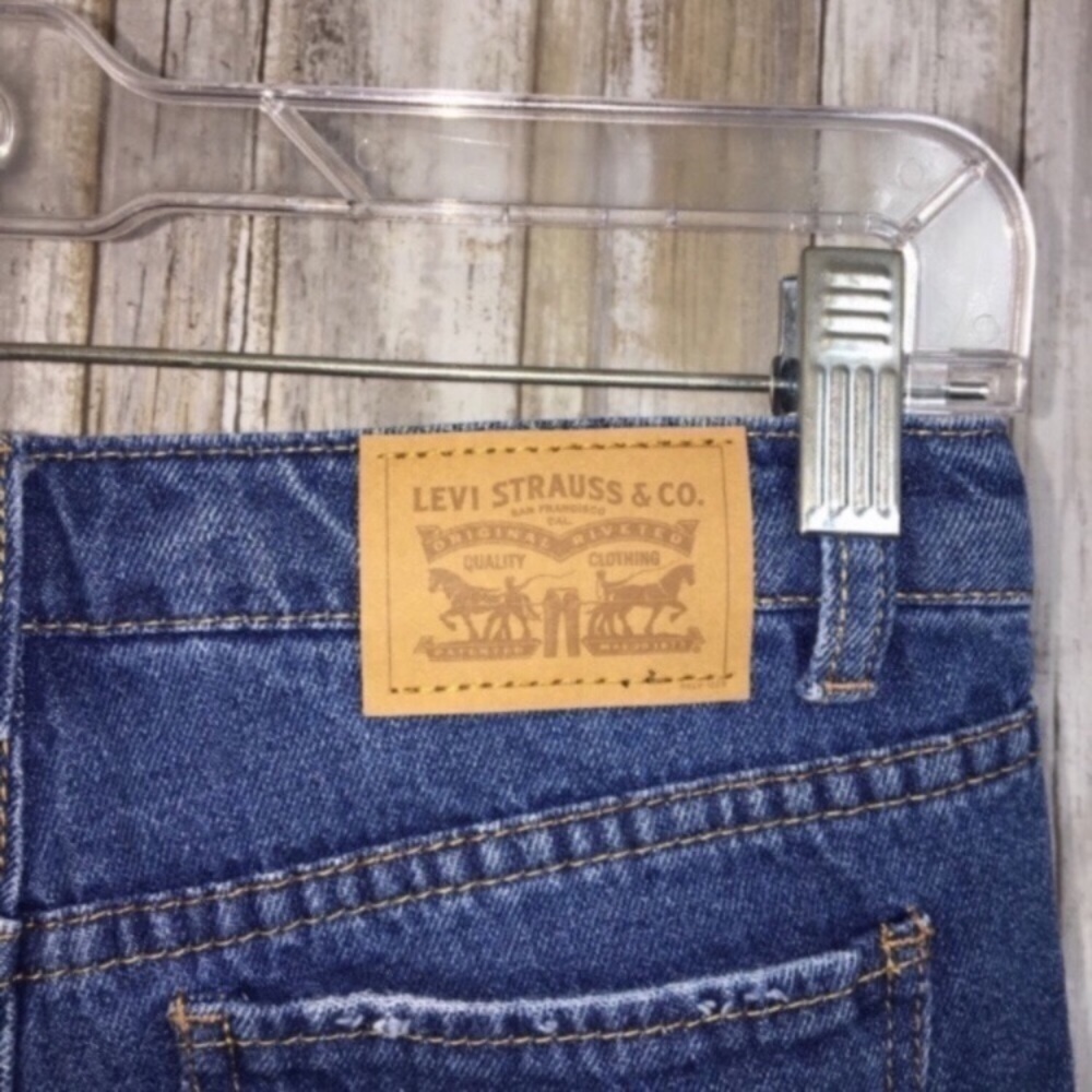 Kids Levi’s Girlfriend Shorty Shorts - Picture 4 of 7